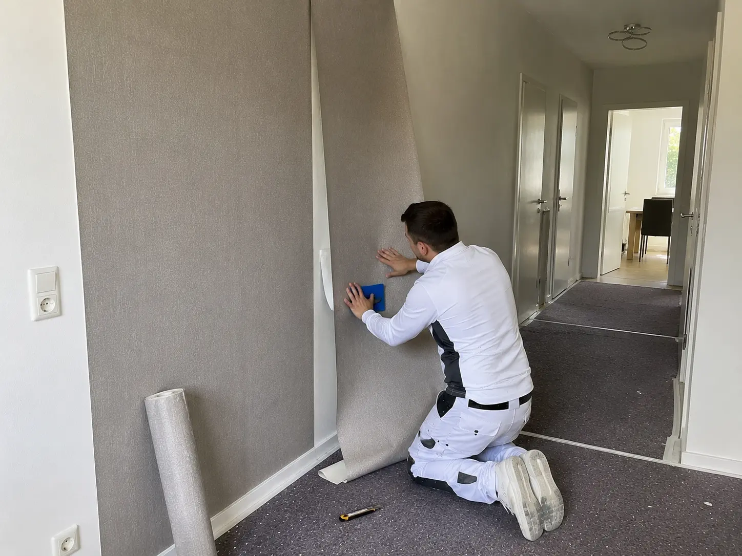 Tapezierarbeiten Erfurt fachgerechtes Verlegen einer Wandtapete im Treppenhaus, Maler Stelz GmbH
