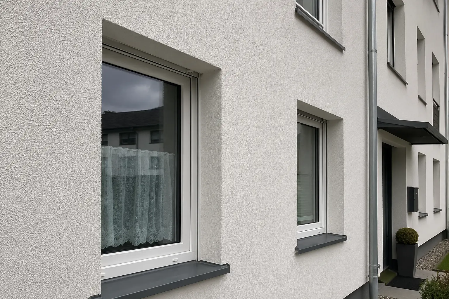 Fassadenputz Fensterdetail Nahaufnahme in Erfurt durch Maler Stelz GmbH