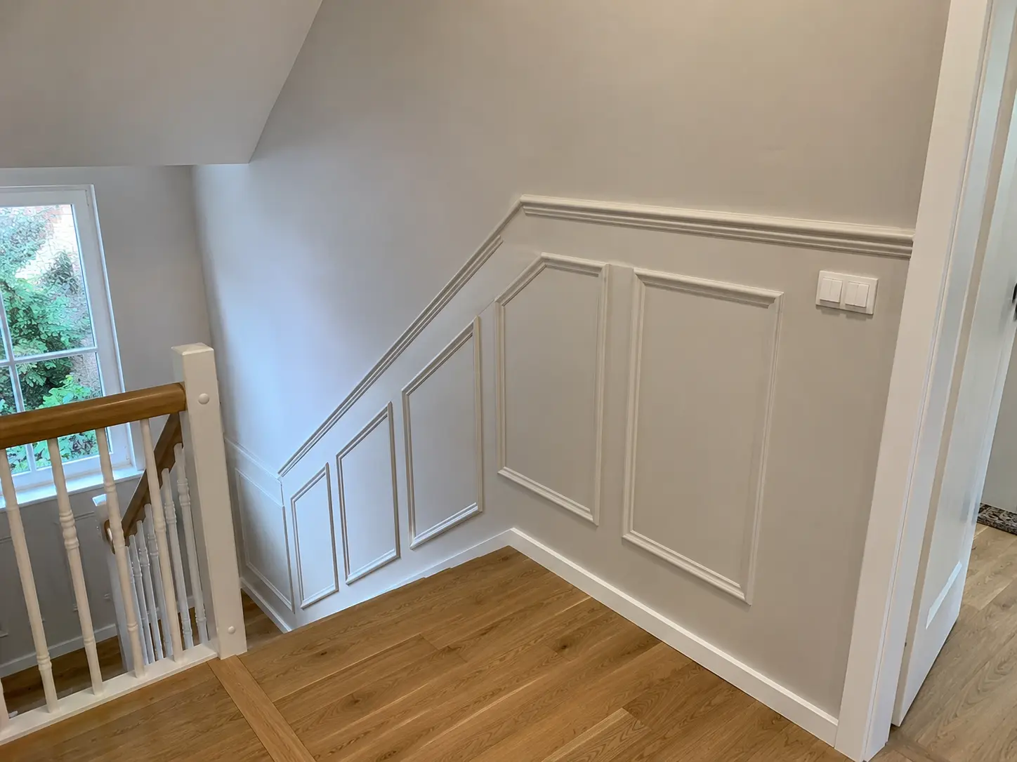 Stuckpaneele und Wandverkleidung im Treppenhaus – Innenausbau Maler Stelz GmbH Erfurt